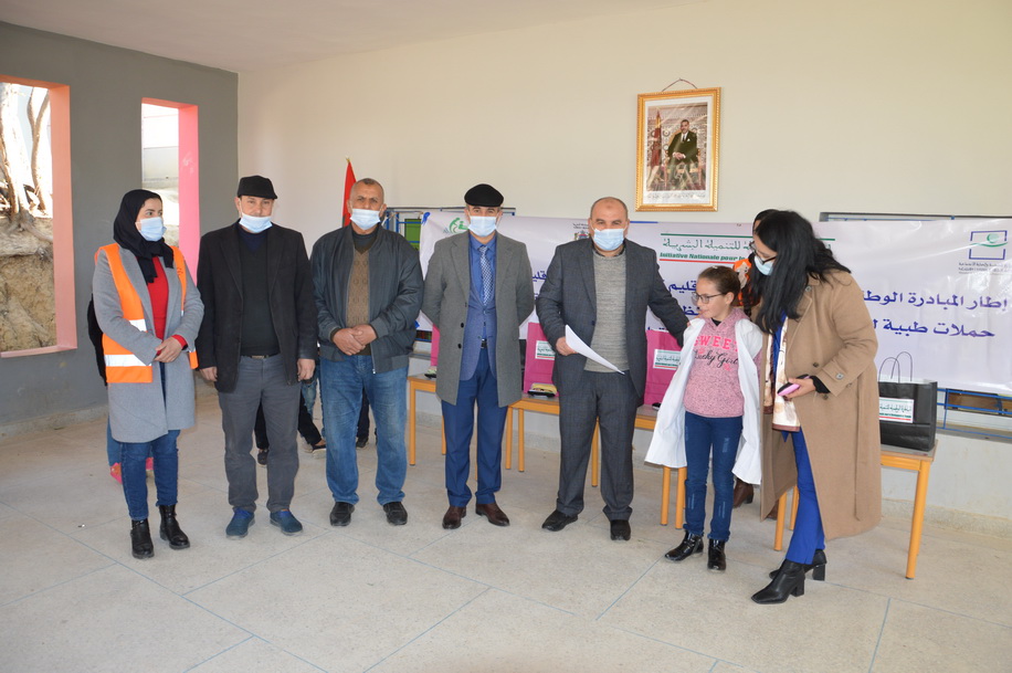 عمالة تازة.. م/م الكعدة الحمراء بغياثة الغربية وادي أمليل توزيع النظارات على تلاميذ المؤسسة التعليمية عقب تشخيص حالتهم الصحية وقياس مستويات النظر لديهم + فيديو