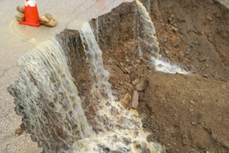 الانهيارات المتكررة تقطع الطريق الجهوية 508 بين أحد امسيلة والكوزات وتزيد من عزلة الساكنة