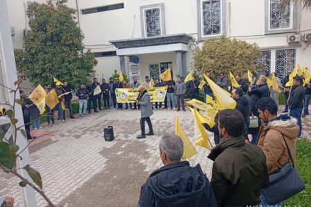 النقابة الوطنية للتعليم بتازة تنظم وقفة احتجاجية أمام المديرية الإقليمية