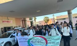 طلبة وخريجو التمريض بتازة يحتجون ضد غياب التعويضات وأزمة التشغيل