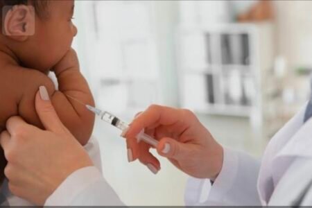 المديرية الجهوية للصحة و الحماية الاجتماعية بجهة فاس مكناس تشارك في دورة تكوينية حول السلامة التلقيحية و ضمان مأمونية اللقاحات 
