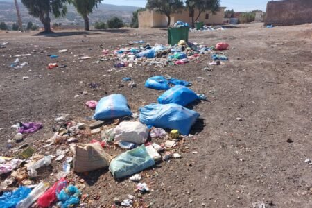 بين تراكم النفايات وغياب الإنارة.. معاناة يومية تقض مضجع ساكنة دوار الزويتنة بجماعة غياثة الغربية