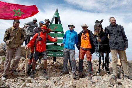 الجمعية المغربية للاستغوار والسياحة الجبلية.. تثبيت لوحة تعريفية للترويج السياحي لمنطقة بويبلان والسياحة الجبلية في إقليم تازة