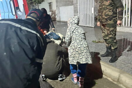 زهير جمالي قائد المقاطعة الحضرية الثانية يسهر على تسهيل نقل وتنقل الأسر المضررة من الفيضانات إلى مراكز الإيواء