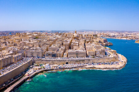 🕌 رمضان في طنجة… حين تتعانق الروحانية مع نسيم البحر 🌙
