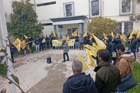 النقابة الوطنية للتعليم بتازة تنظم وقفة احتجاجية أمام المديرية الإقليمية